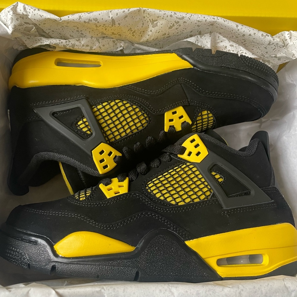 Jordan Retro 4 “Thunder” Size 6y